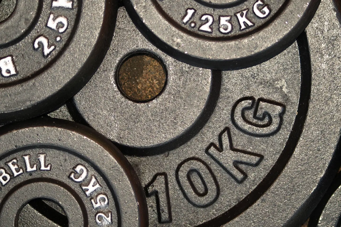 Weight plates of different sizes, including small 1.25 and 2.5 kg plates